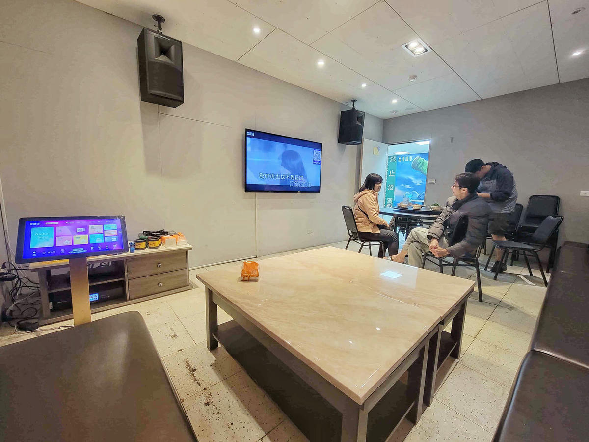 【新北泰山美食】澎派海鮮熱炒,還可不限時歡唱KTV,歌單還超新!年菜尾牙首選餐廳「集鮮城」複合式水產餐廳。桃園機場捷運美食 - 第21張圖