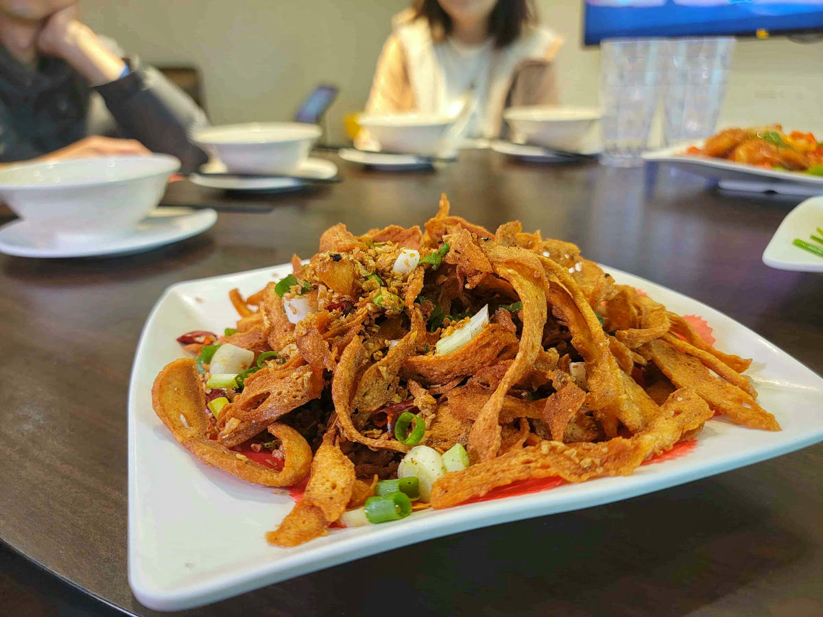 【新北泰山美食】澎派海鮮熱炒,還可不限時歡唱KTV,歌單還超新!年菜尾牙首選餐廳「集鮮城」複合式水產餐廳。桃園機場捷運美食 - 第30張圖