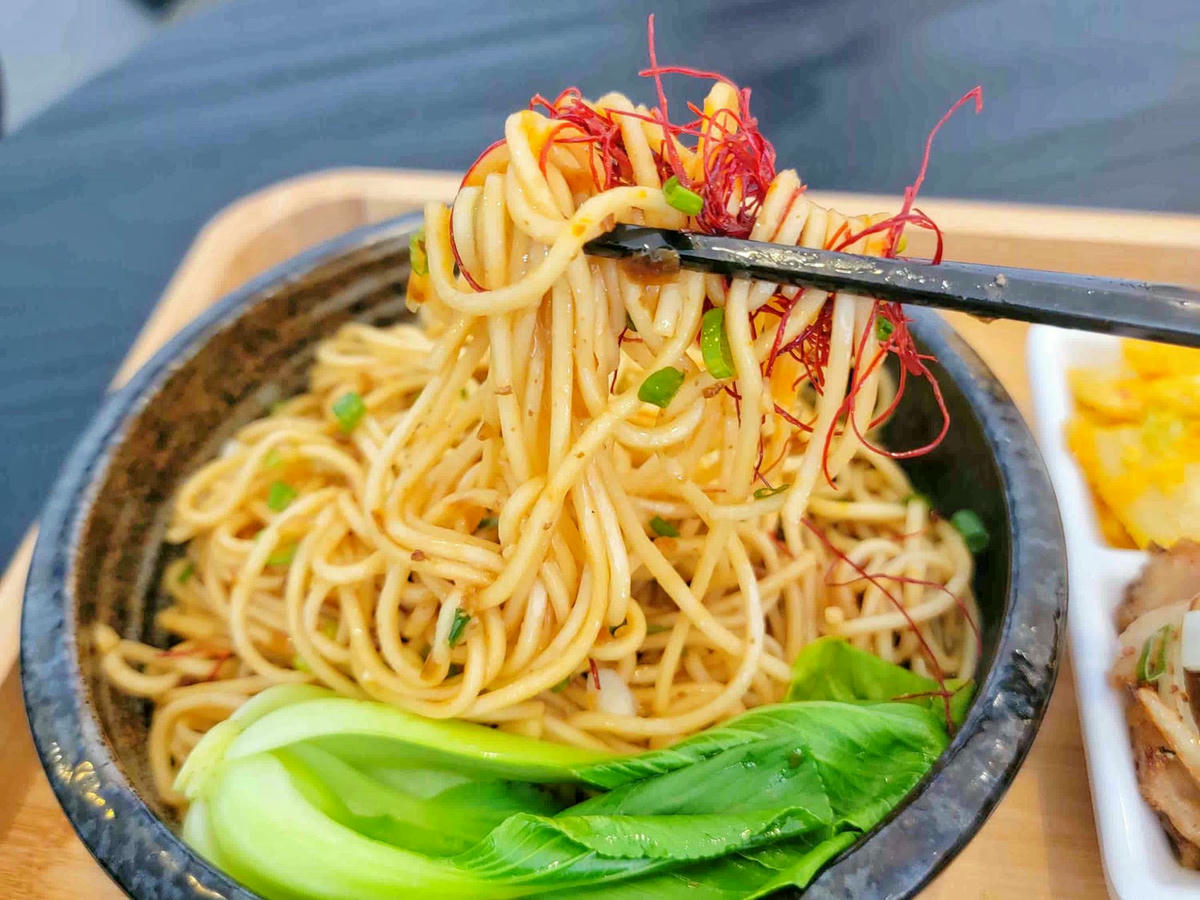 【南投美食】炭極咖啡,集集鎮上的亮點咖啡店,簡約俐落北歐風,必點乾拌麵和提拉米蘇! - 第2張圖