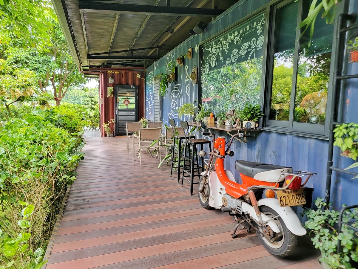 台南橋前駅 Ciao cafe,絕美塗鴉風貨櫃屋庭院咖啡館,啜一口悠閒,免費停車、寵物友善 - 第14張圖