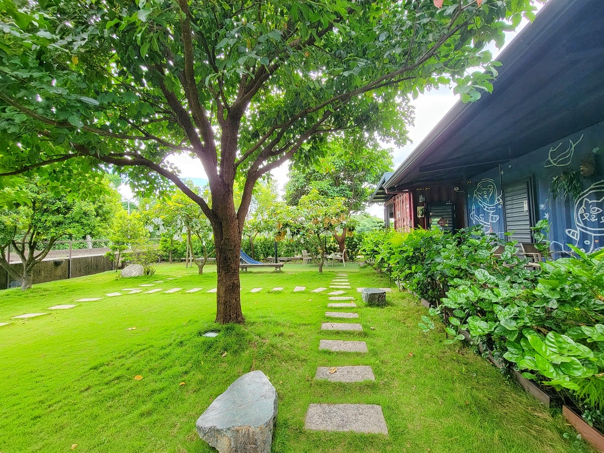 台南橋前駅 Ciao cafe,絕美塗鴉風貨櫃屋庭院咖啡館,啜一口悠閒,免費停車、寵物友善 - 第10張圖