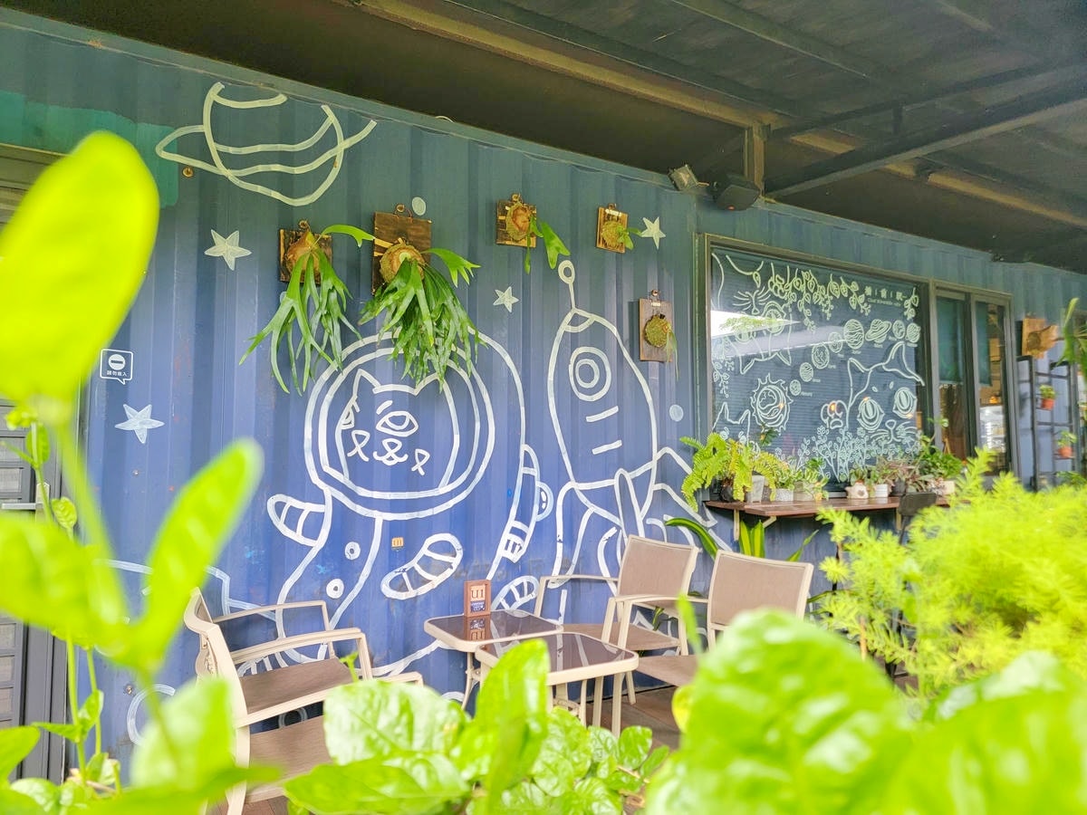 台南橋前駅 Ciao cafe,絕美塗鴉風貨櫃屋庭院咖啡館,啜一口悠閒,免費停車、寵物友善 - 第17張圖