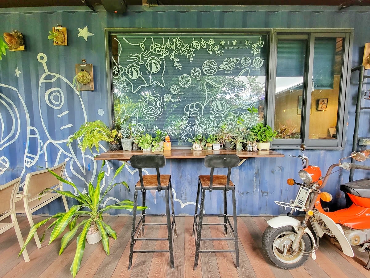台南橋前駅 Ciao cafe,絕美塗鴉風貨櫃屋庭院咖啡館,啜一口悠閒,免費停車、寵物友善 - 第1張圖
