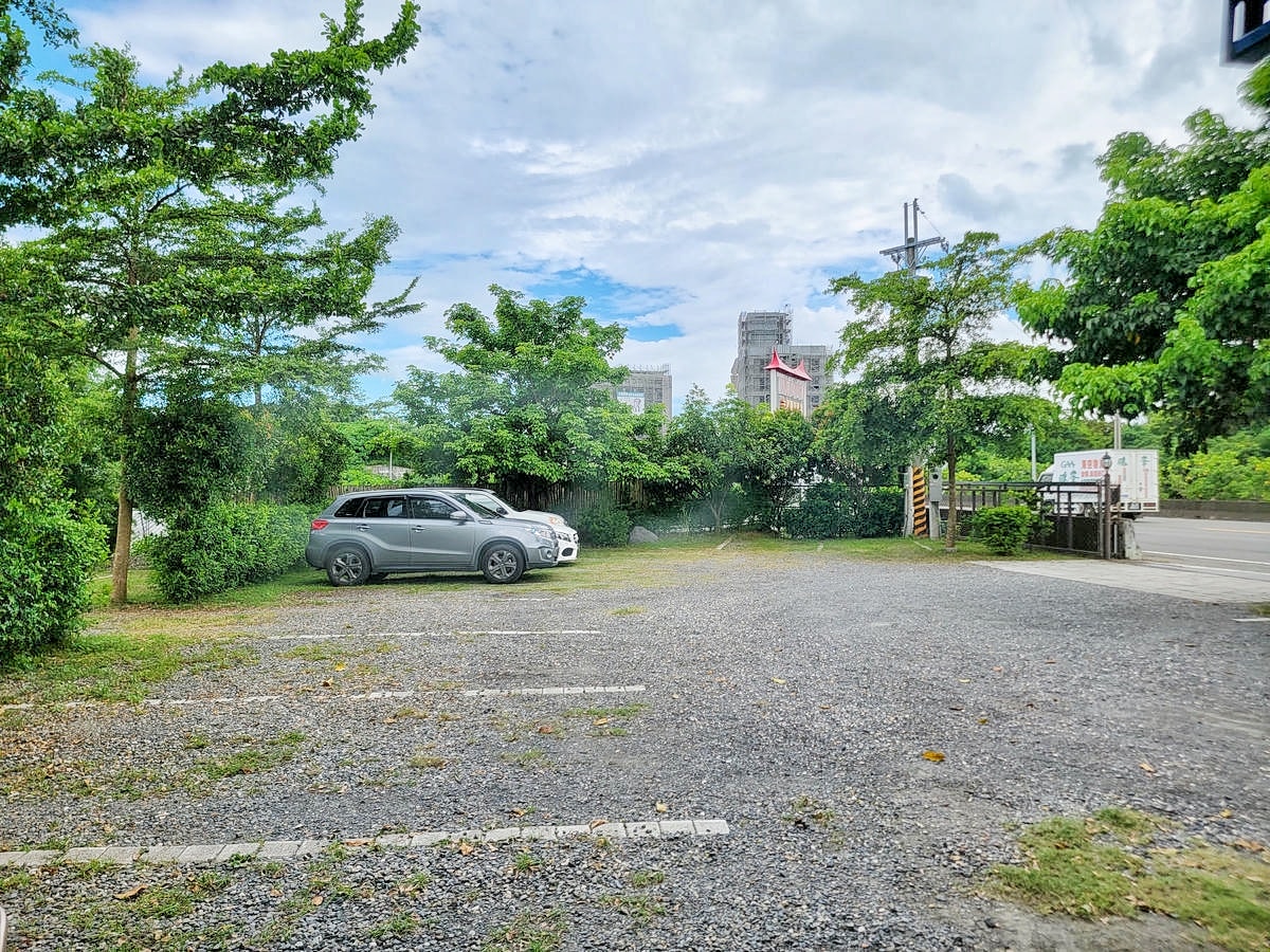 台南橋前駅 Ciao cafe,絕美塗鴉風貨櫃屋庭院咖啡館,啜一口悠閒,免費停車、寵物友善 - 第6張圖
