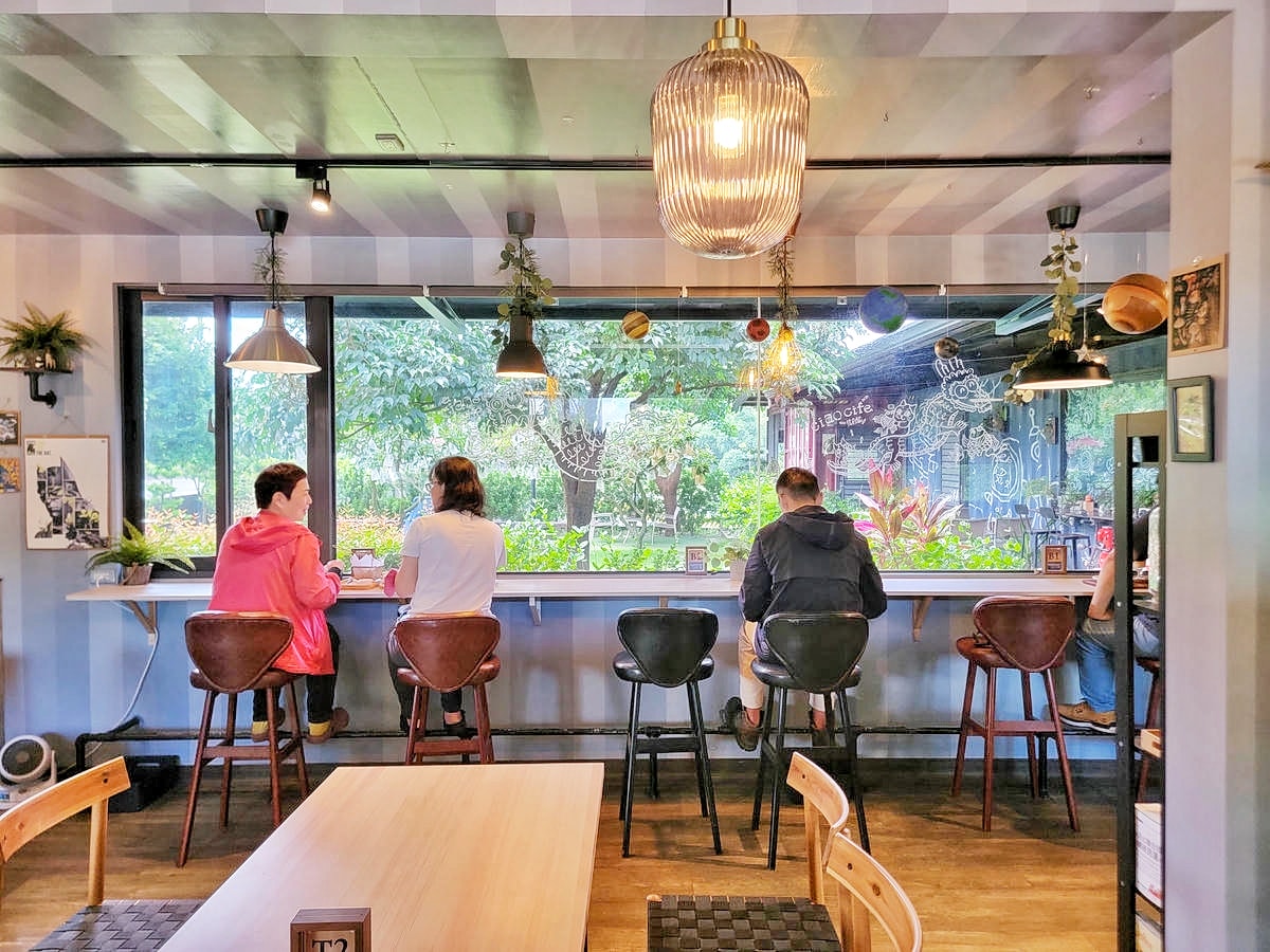 台南橋前駅 Ciao cafe,絕美塗鴉風貨櫃屋庭院咖啡館,啜一口悠閒,免費停車、寵物友善 - 第25張圖