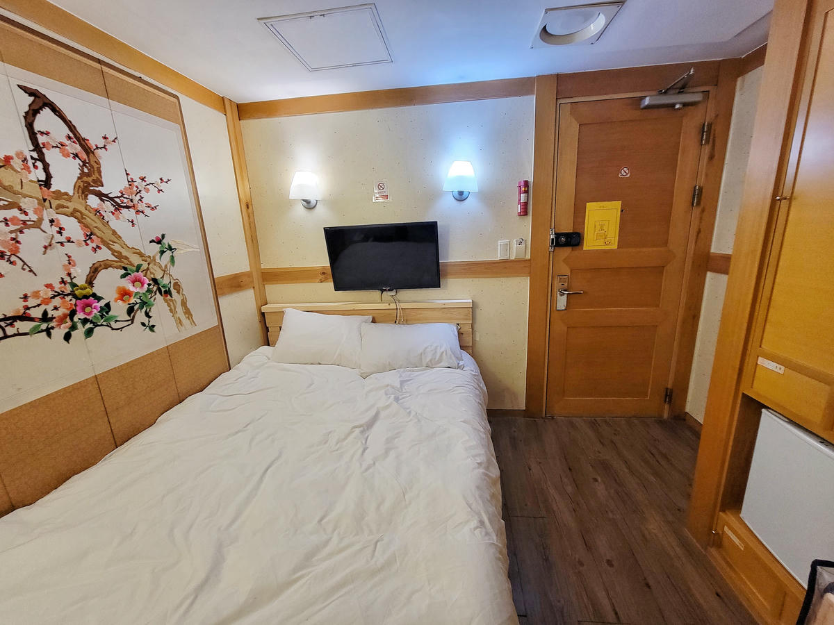 明洞MIZO HOTEL,便宜划算、交通超方便,頂樓暗藏令人驚豔的露營風咖啡館! - 第13張圖