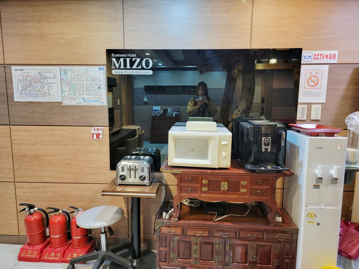 明洞MIZO HOTEL,便宜划算、交通超方便,頂樓暗藏令人驚豔的露營風咖啡館! - 第11張圖
