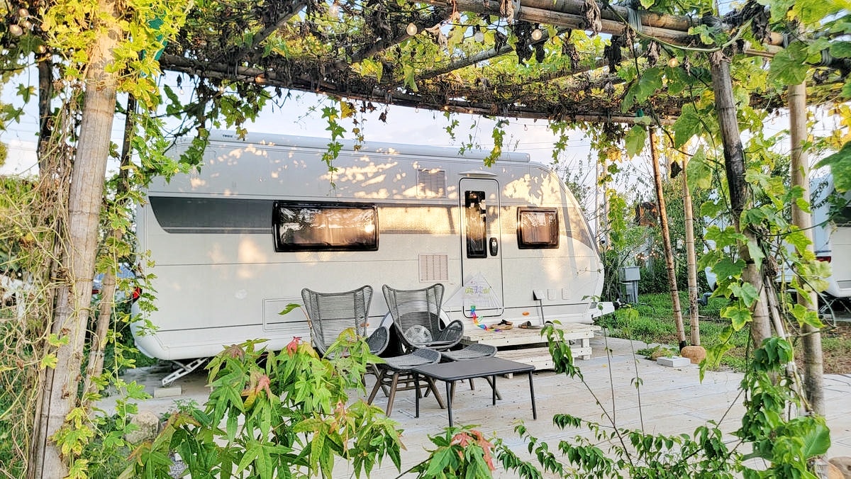 小巷清風,苗栗豪華露營推薦,全台唯一Airstream露營車渡假村,樹立豪華露營新標竿!豐盛火鍋燒烤大餐,品質媲美單點燒肉餐廳!一泊三食、寵物友善 - 第2張圖