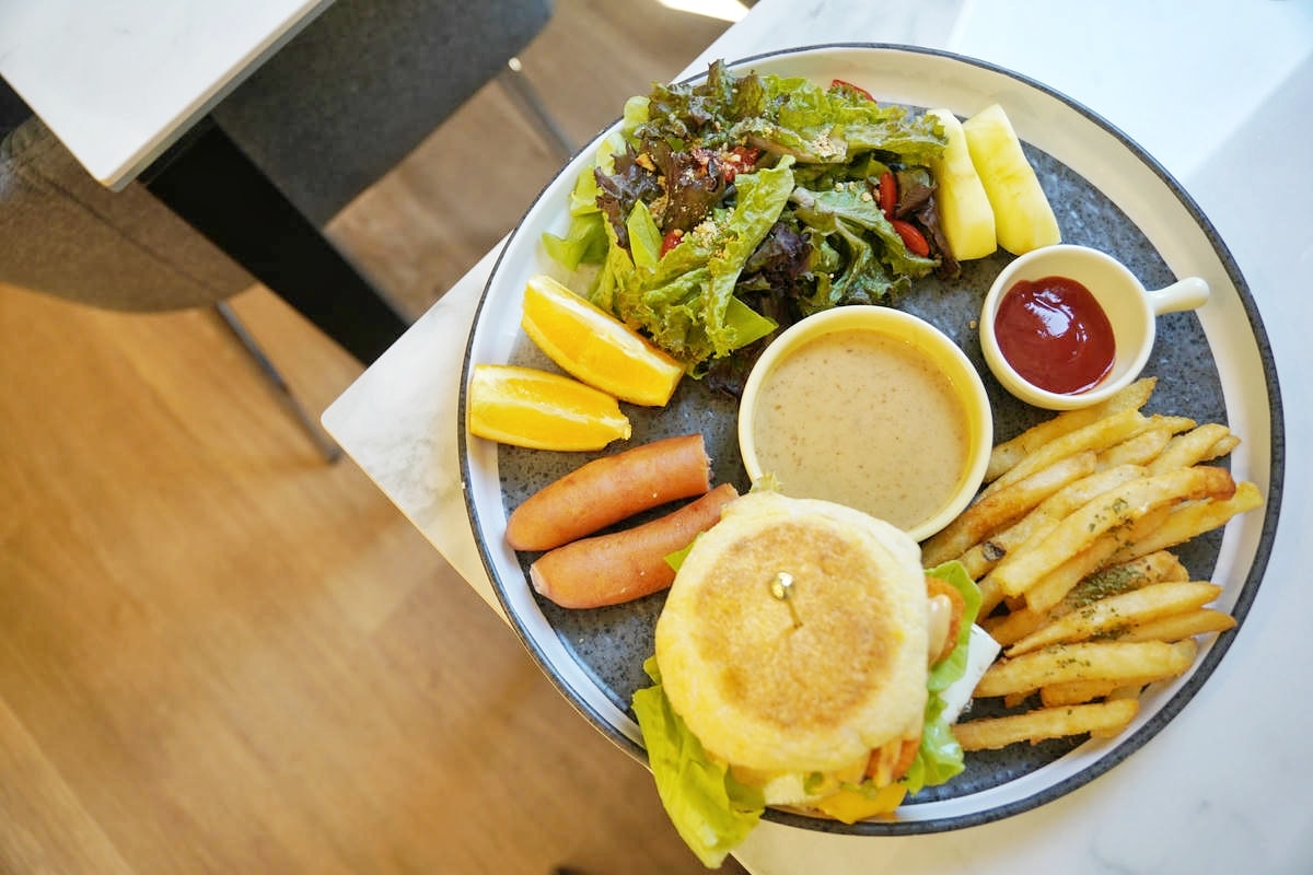 新莊 Paws Cafe,新莊寵物友善餐廳推薦,近捷運幸福站,療癒店長布偶貓、邊境犬陪坐,帶寵物來店即贈免費羊奶 - 第18張圖