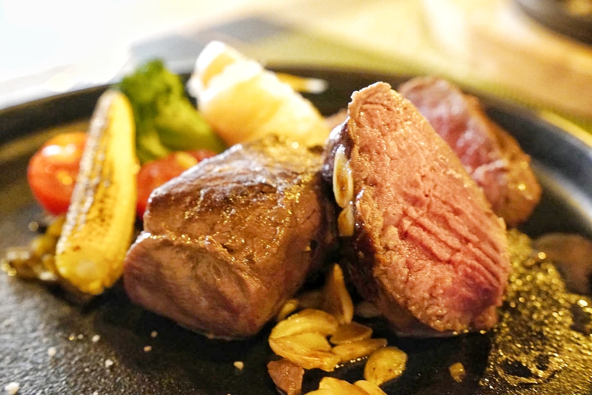 花蓮約會餐廳推薦,肉肉餐桌,高品質低溫熟成原塊牛排,浪漫法式用餐空間,氛圍感滿點,寵物友善,不能錯過的花蓮牛排館! - 第27張圖