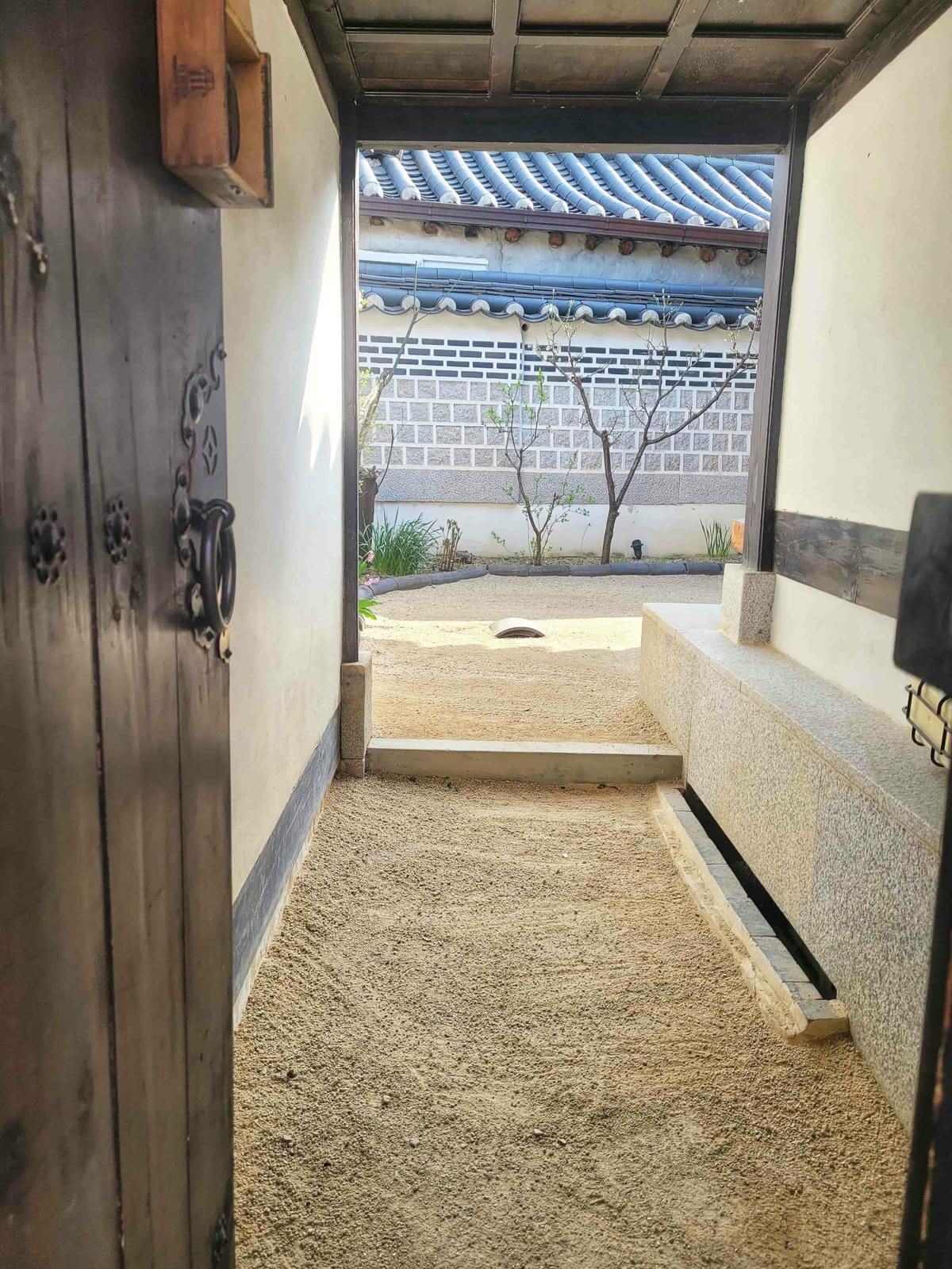 西村永樂齋-首爾絕美韓屋民宿,老屋新裝,樓閣門窗層層疊疊開不盡,靜謐庭院和古樸雅室,別有洞天的地下居室 - 第11張圖