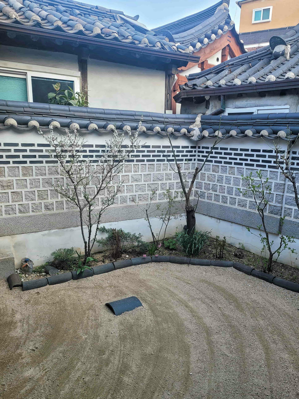 西村永樂齋-首爾絕美韓屋民宿,老屋新裝,樓閣門窗層層疊疊開不盡,靜謐庭院和古樸雅室,別有洞天的地下居室 - 第12張圖