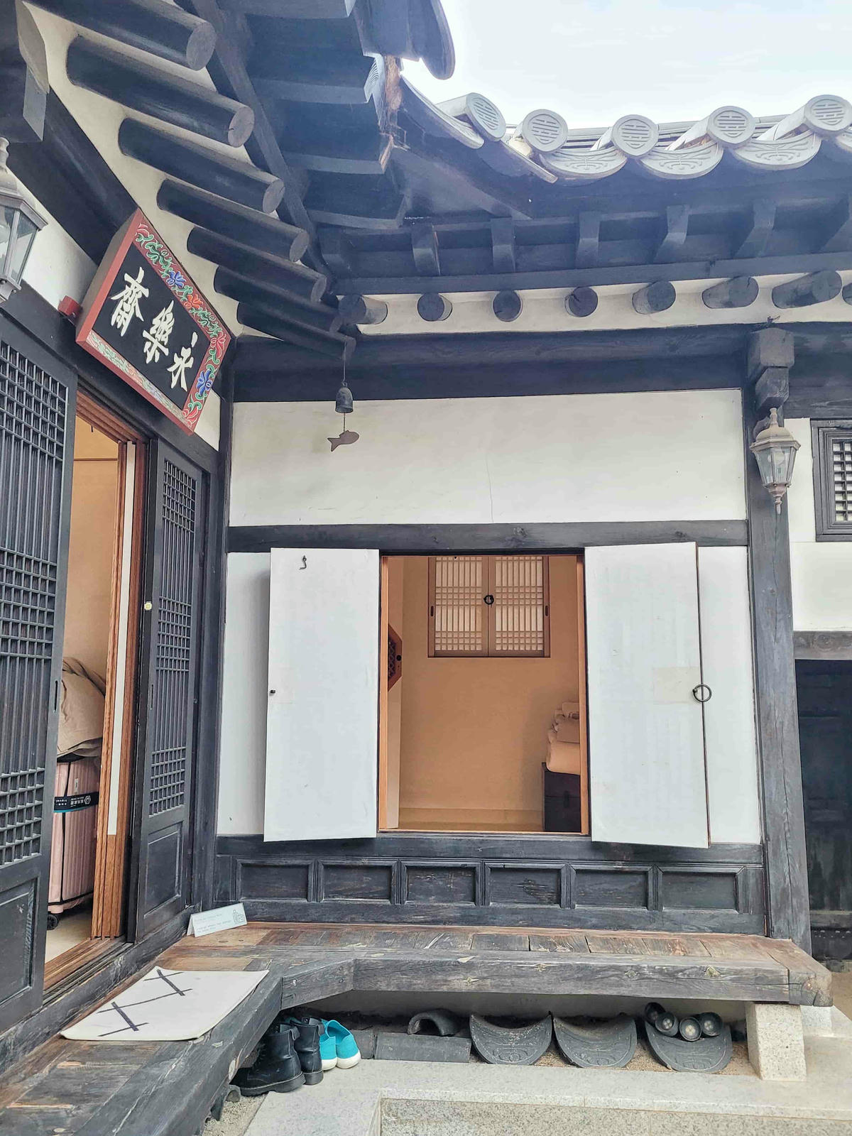 西村永樂齋-首爾絕美韓屋民宿,老屋新裝,樓閣門窗層層疊疊開不盡,靜謐庭院和古樸雅室,別有洞天的地下居室 - 第15張圖