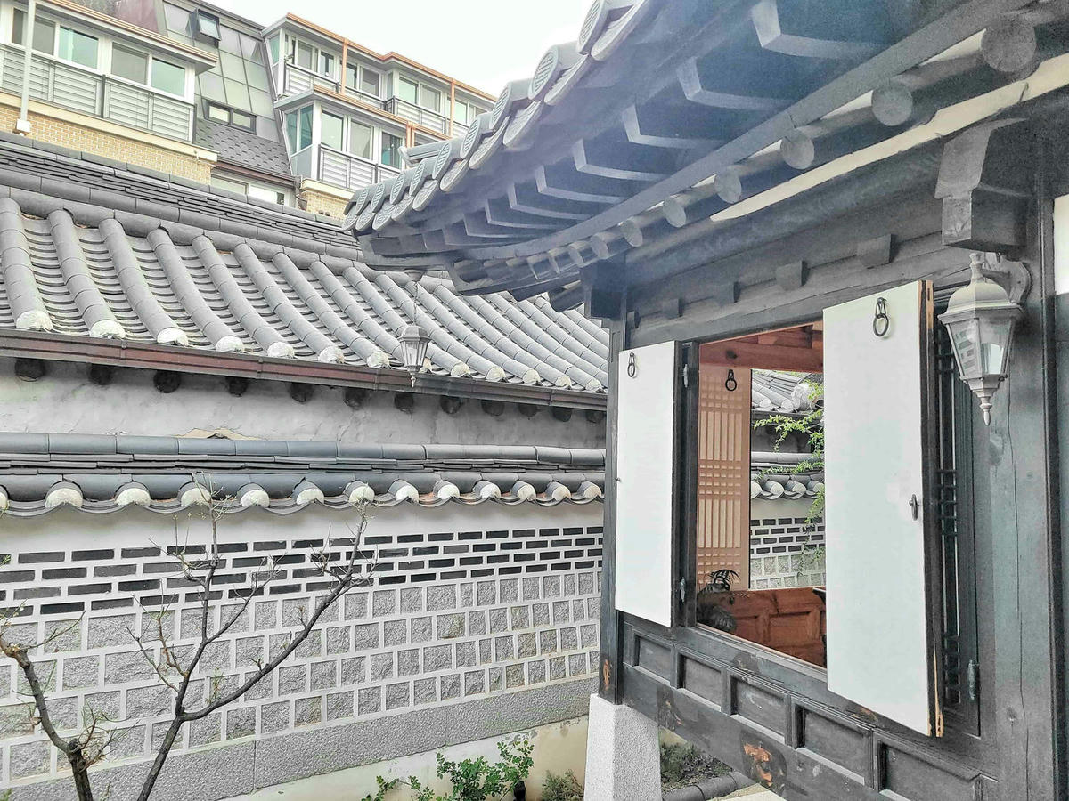 西村永樂齋-首爾絕美韓屋民宿,老屋新裝,樓閣門窗層層疊疊開不盡,靜謐庭院和古樸雅室,別有洞天的地下居室 - 第5張圖