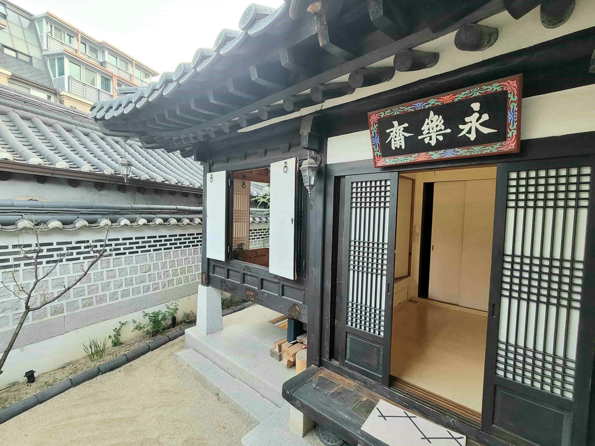 西村永樂齋-首爾絕美韓屋民宿,老屋新裝,樓閣門窗層層疊疊開不盡,靜謐庭院和古樸雅室,別有洞天的地下居室 - 第14張圖