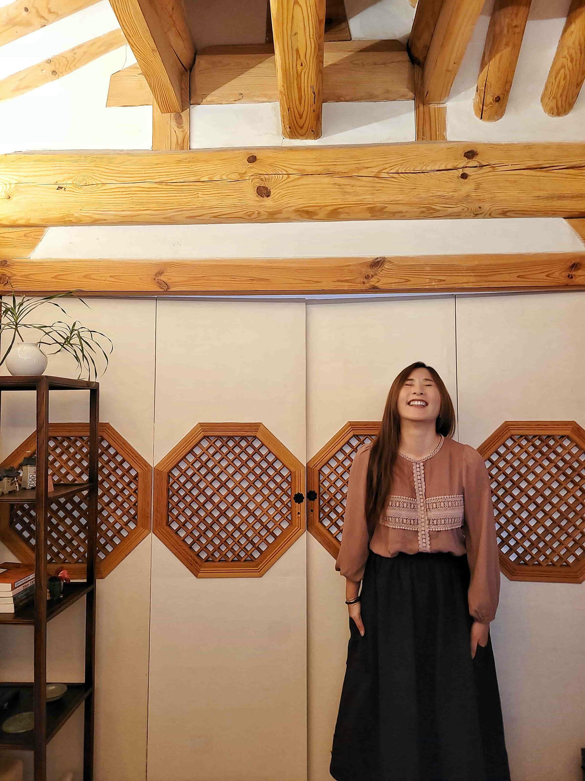 西村永樂齋-首爾絕美韓屋民宿,老屋新裝,樓閣門窗層層疊疊開不盡,靜謐庭院和古樸雅室,別有洞天的地下居室 - 第3張圖