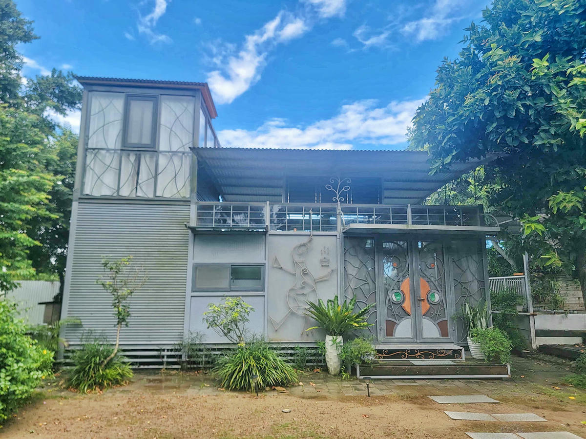 【台南住宿】葉樹民宿 Leaf House,入住被陽光及綠意環繞的獨棟庭院,樹還長在房間裡,獨立草皮、寵物友善,D房型實住分享 - 第13張圖