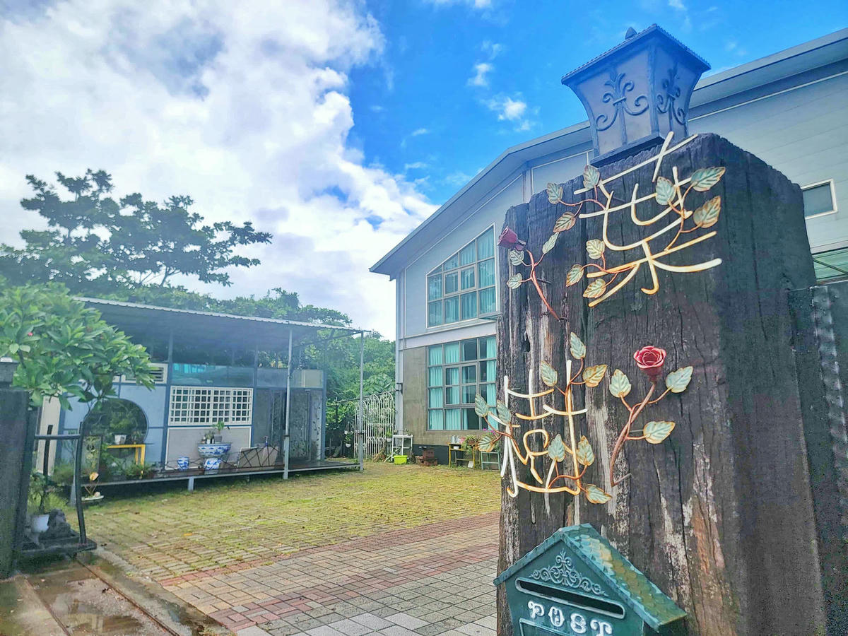 【台南住宿】葉樹民宿 Leaf House,入住被陽光及綠意環繞的獨棟庭院,樹還長在房間裡,獨立草皮、寵物友善,D房型實住分享 - 第6張圖