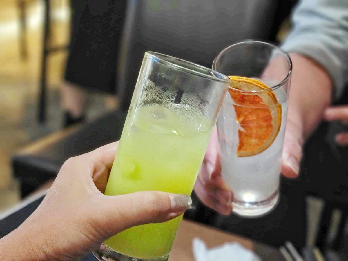 【台北美食】獨角落 Dobar 北車店,氣氛超棒的沙發酒吧,平假日歌手駐唱,調酒必喝,義大利麵和水餃便宜美味 - 第60張圖