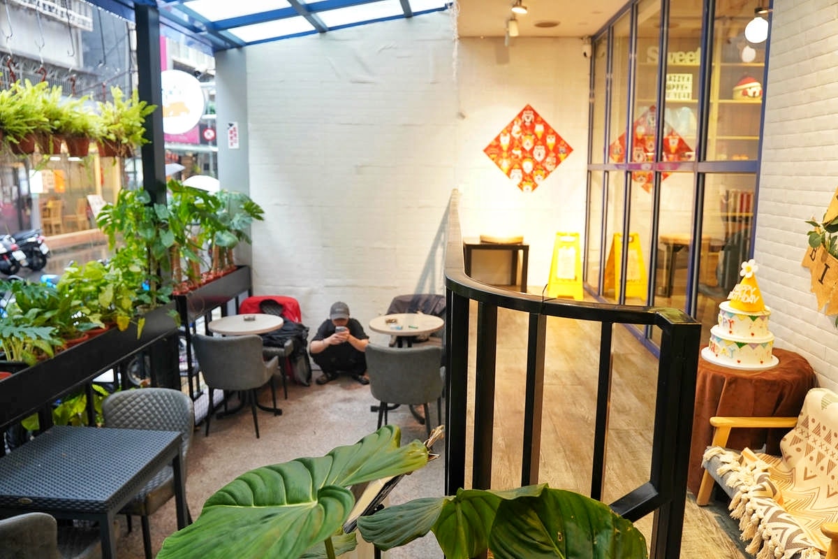 台北超強寵物友善餐廳推薦,毛爸媽快衝!Lazzy Caf’e 寵物餐廳,百件寵物服飾任借,來場超萌毛孩變裝秀吧!手工製作寵物鮮食餐、人類下午茶、義式飯麵也美味 - 第6張圖
