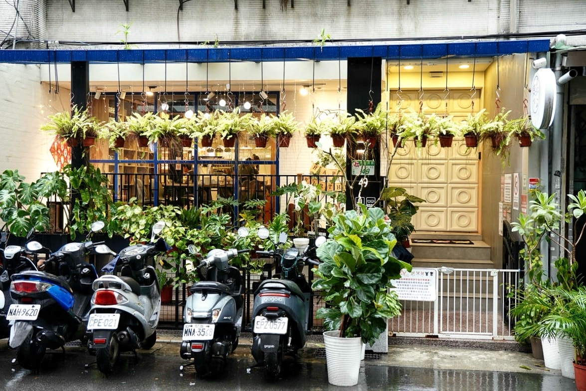 台北超強寵物友善餐廳推薦,毛爸媽快衝!Lazzy Caf’e 寵物餐廳,百件寵物服飾任借,來場超萌毛孩變裝秀吧!手工製作寵物鮮食餐、人類下午茶、義式飯麵也美味 - 第5張圖