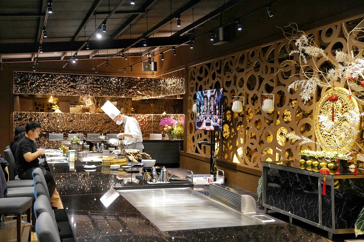 台北頂奢鐵板燒推薦,潼精緻鐵板料理故宮店,獨享整隻活龍蝦,生猛海陸食材一次滿足,還可包場歡唱KTV - 第1張圖
