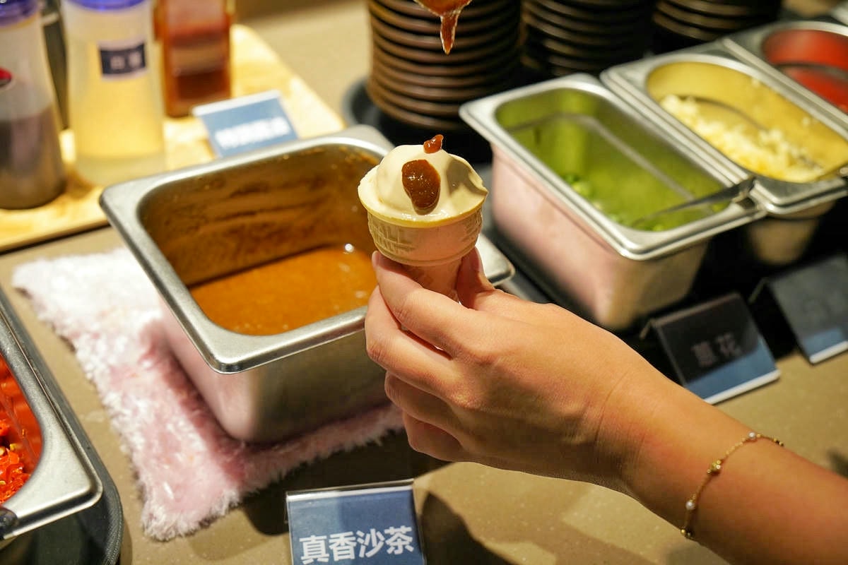 林口必吃火鍋推薦,二訪真香石頭火鍋,現炒沙茶醬香氣四溢,重現傳統懷舊滋味!海陸大餐有感升級,沙茶鍋搭波士頓龍蝦,霜淇淋沾沙茶醬迸出新滋味?! - 第99張圖