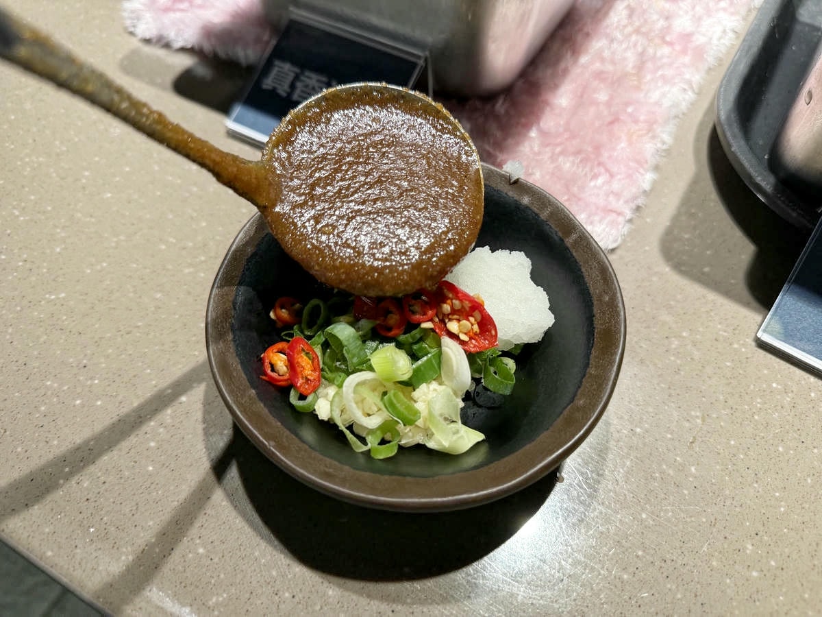 林口必吃火鍋推薦,二訪真香石頭火鍋,現炒沙茶醬香氣四溢,重現傳統懷舊滋味!海陸大餐有感升級,沙茶鍋搭波士頓龍蝦,霜淇淋沾沙茶醬迸出新滋味?! - 第2張圖