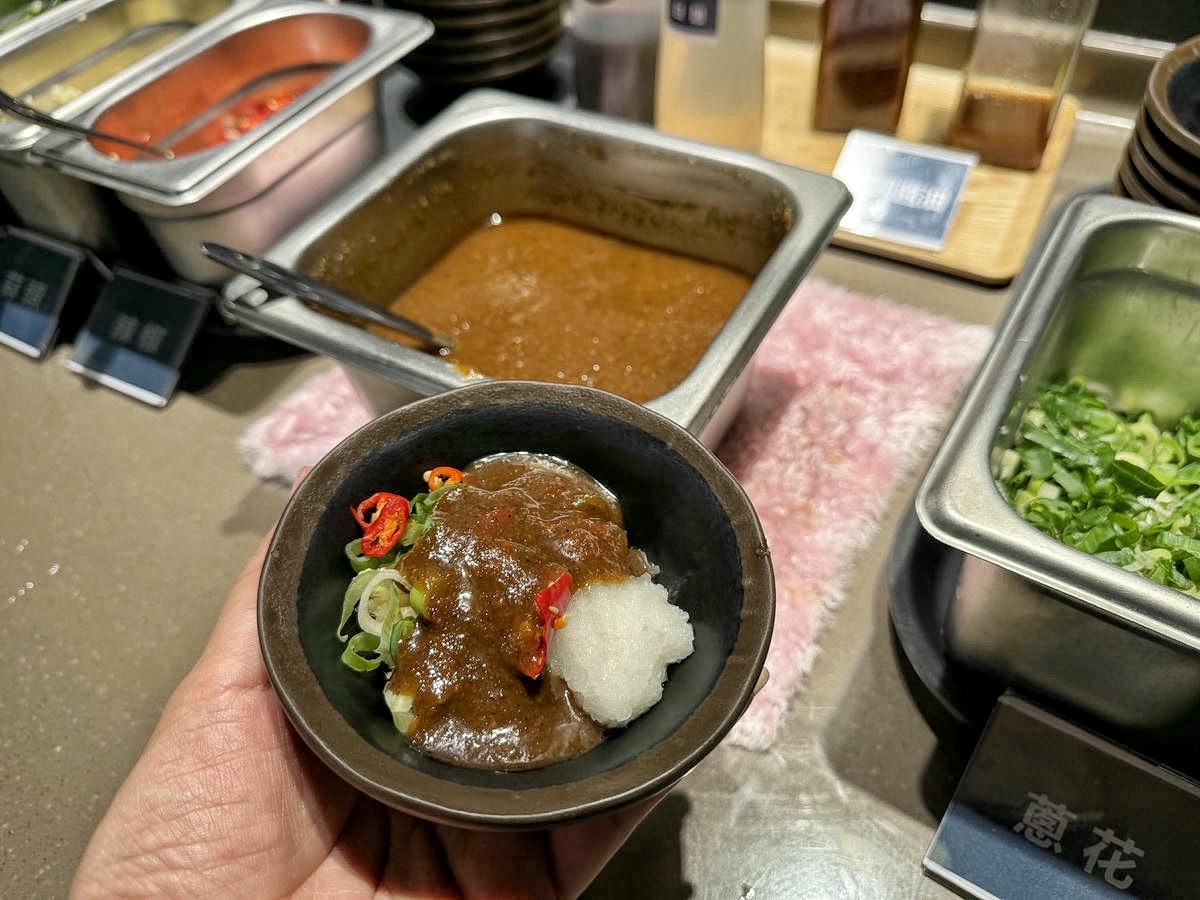 林口必吃火鍋推薦,二訪真香石頭火鍋,現炒沙茶醬香氣四溢,重現傳統懷舊滋味!海陸大餐有感升級,沙茶鍋搭波士頓龍蝦,霜淇淋沾沙茶醬迸出新滋味?! - 第36張圖