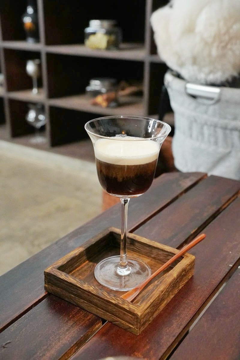 台北松山文青咖啡館推薦,藏身巷弄的侘寂美學|汩咖啡 GU Coffee:一場與時光的對話,配方豆咖啡、布丁、巴斯克蛋糕超好吃,近捷運國父紀念館 - 第29張圖