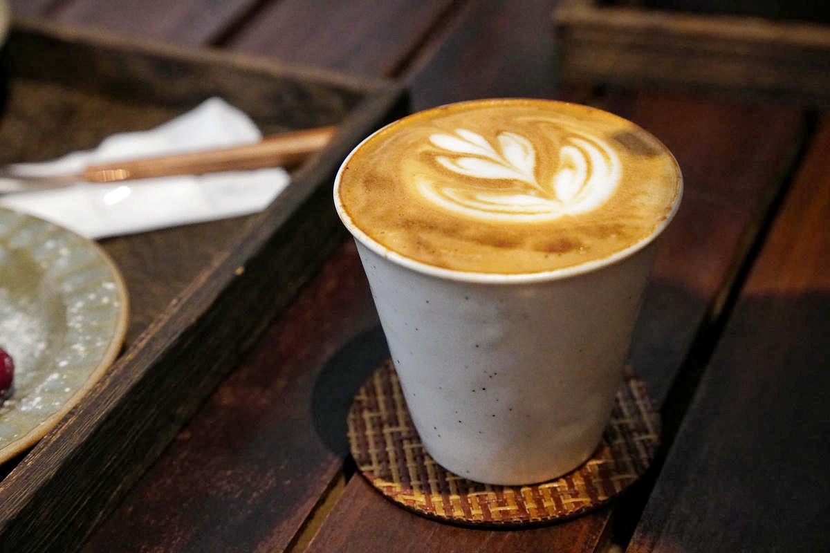 台北松山文青咖啡館推薦,藏身巷弄的侘寂美學|汩咖啡 GU Coffee:一場與時光的對話,配方豆咖啡、布丁、巴斯克蛋糕超好吃,近捷運國父紀念館 - 第3張圖