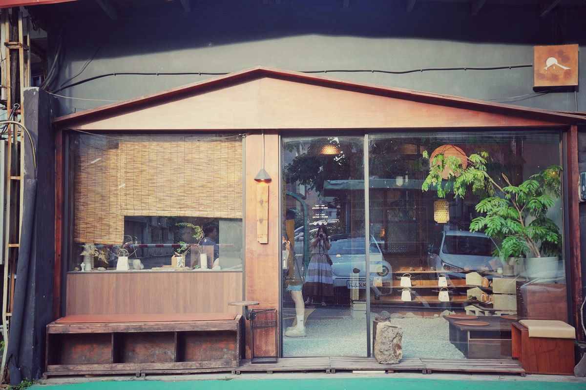 台北松山文青咖啡館推薦,藏身巷弄的侘寂美學|汩咖啡 GU Coffee:一場與時光的對話,配方豆咖啡、布丁、巴斯克蛋糕超好吃,近捷運國父紀念館 - 第4張圖