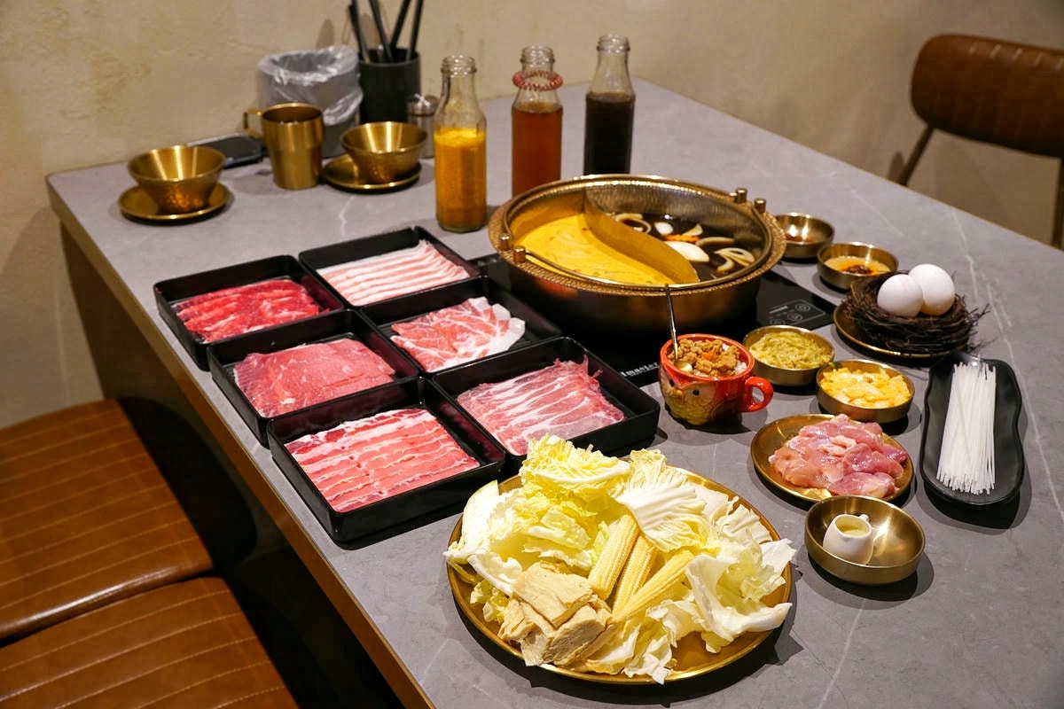 永和美食推薦,呼穀壽喜燒|超童話貓頭鷹主題壽喜燒吃到飽!獨家伯爵茶壽喜燒湯底、融合泰式、義式等異國風味,平日只要388元+10%起,狂推超高CP值! - 第1張圖