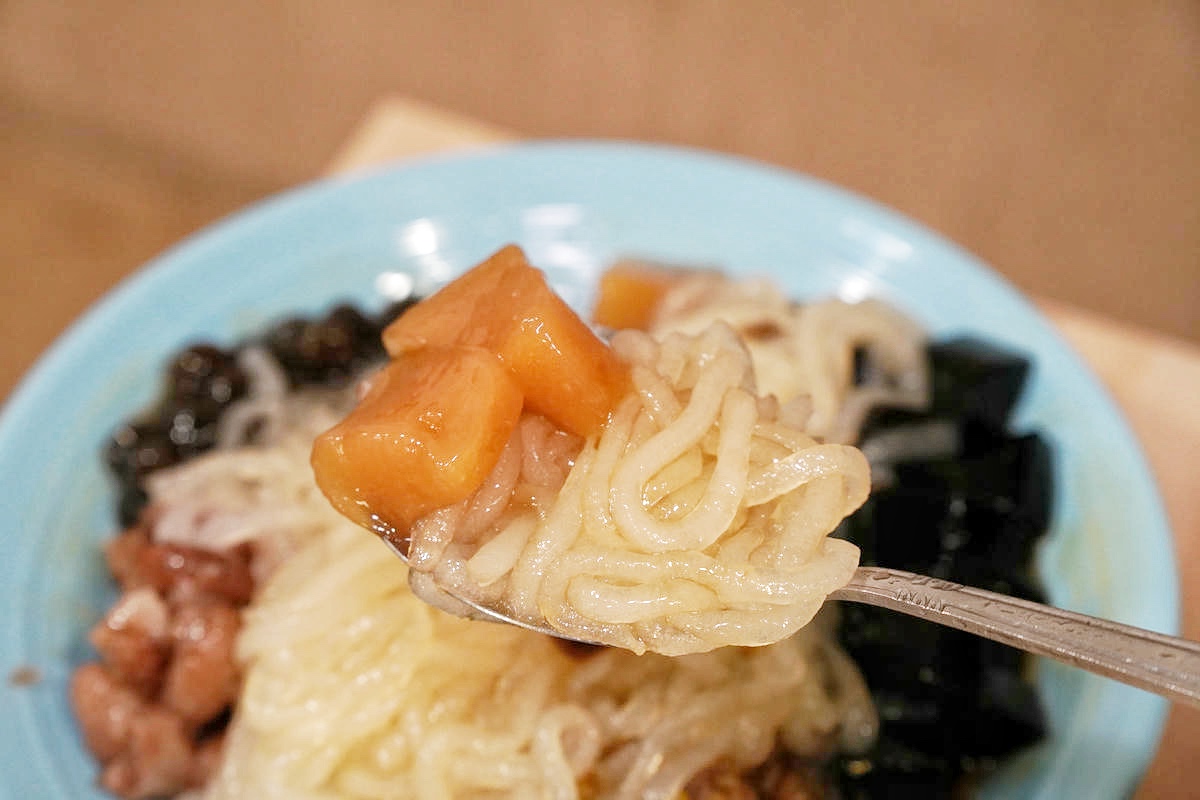 新莊美食推薦,四維QQ手工粉條冰 辣媽麻辣,市場巷內古早好滋味,超大一碗只要60元!Q彈粉條和手工配料超值大滿足!用料實在,喜愛粉條冰的朋友別錯過 - 第59張圖