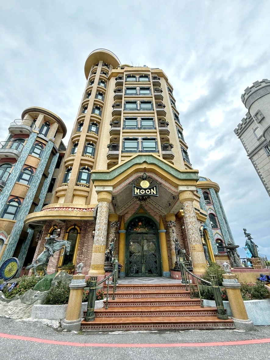 【花蓮七星潭住宿】入住七星潭最美飯店!水上明月海景渡假旅店Hotel Moon,坐擁月牙灣海岸線第一排、眺望四八高地,住進歐洲藝廊宮殿,法式洛可可風情,體驗極致奢華住宿一泊二食 - 第1張圖