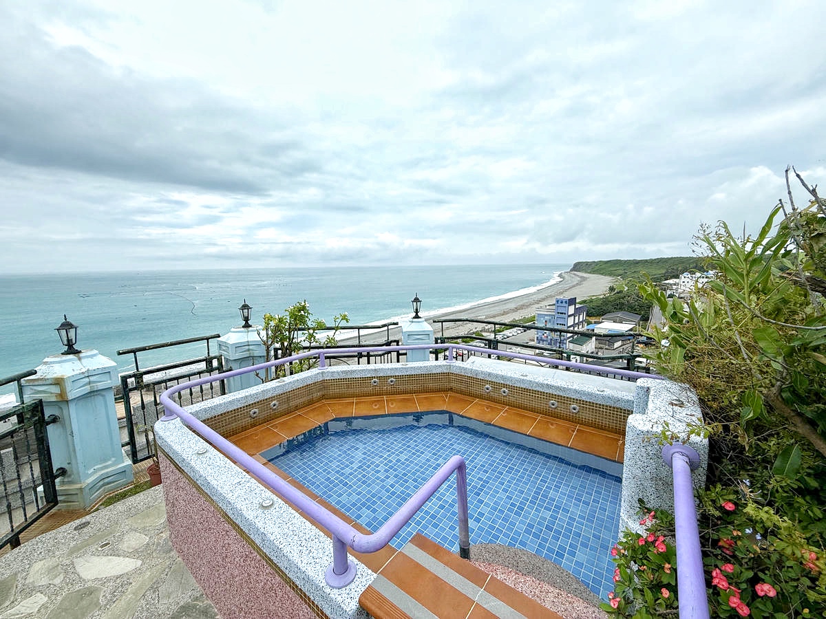 【花蓮七星潭住宿】入住七星潭最美飯店!水上明月海景渡假旅店Hotel Moon,坐擁月牙灣海岸線第一排、眺望四八高地,住進歐洲藝廊宮殿,法式洛可可風情,體驗極致奢華住宿一泊二食 - 第3張圖