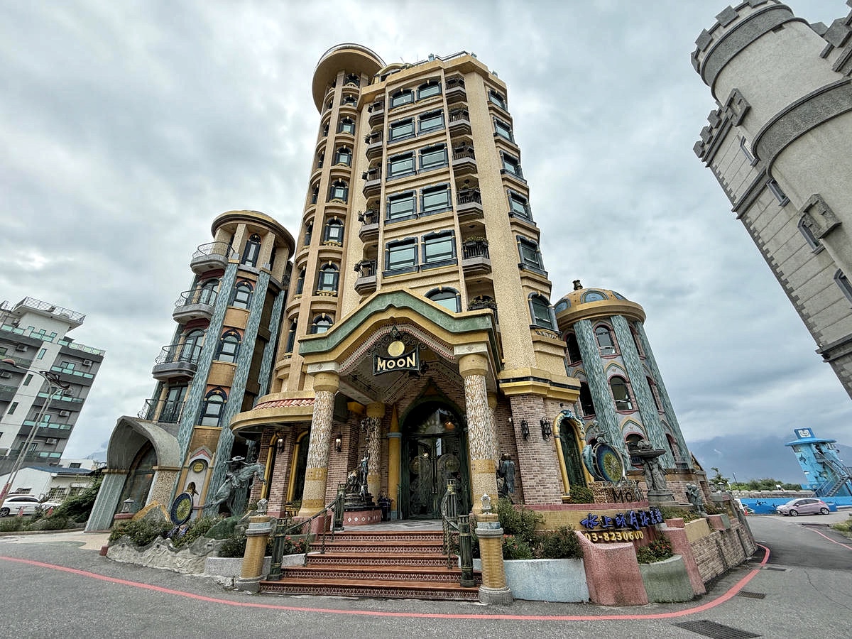 【花蓮七星潭住宿】入住七星潭最美飯店!水上明月海景渡假旅店Hotel Moon,坐擁月牙灣海岸線第一排、眺望四八高地,住進歐洲藝廊宮殿,法式洛可可風情,體驗極致奢華住宿一泊二食 - 第6張圖