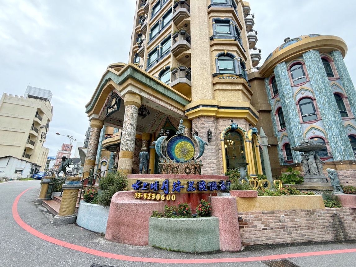 【花蓮七星潭住宿】入住七星潭最美飯店!水上明月海景渡假旅店Hotel Moon,坐擁月牙灣海岸線第一排、眺望四八高地,住進歐洲藝廊宮殿,法式洛可可風情,體驗極致奢華住宿一泊二食 - 第8張圖