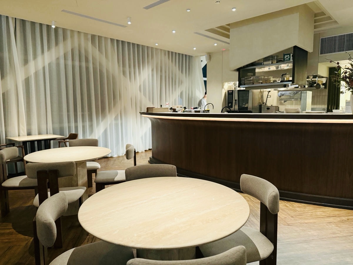 台北中山美食，在美術館裡吃法餐？Bonami 法式小館，白天是陽光玻璃屋，夜晚化身浪漫餐廳，台北質感約會首選