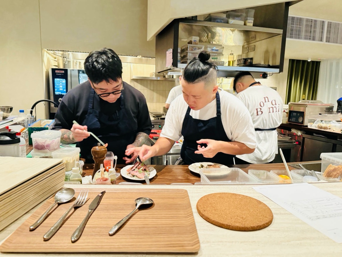 台北中山美食，在美術館裡吃法餐？Bonami 法式小館，白天是陽光玻璃屋，夜晚化身浪漫餐廳，台北質感約會首選