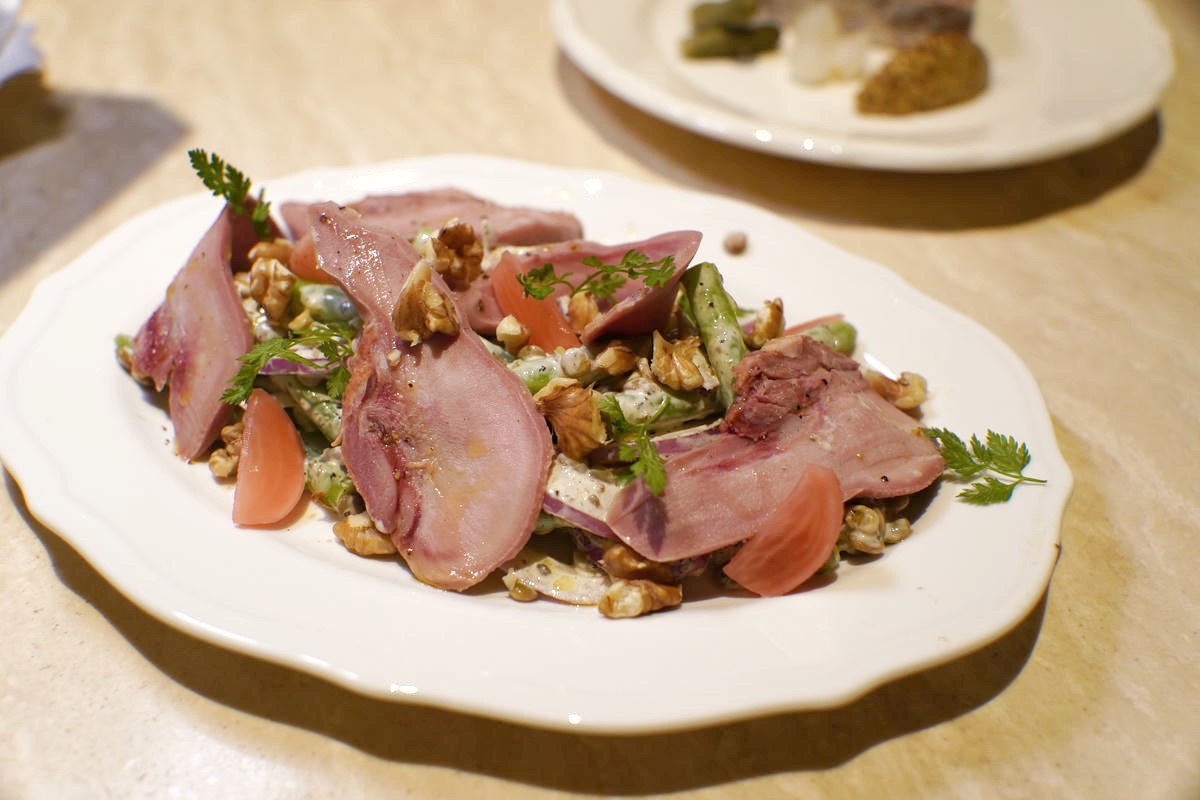 台北中山美食，在美術館裡吃法餐？Bonami 法式小館，白天是陽光玻璃屋，夜晚化身浪漫餐廳，台北質感約會首選