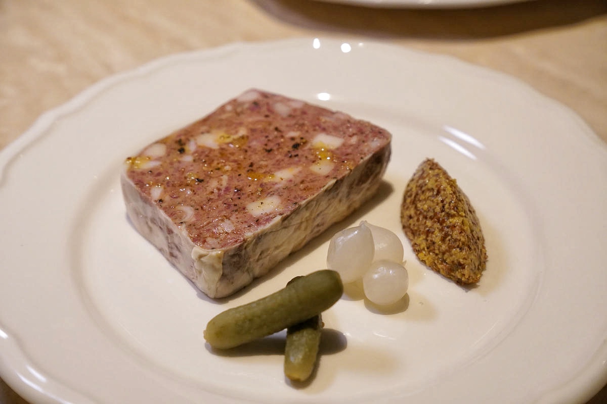 台北中山美食，在美術館裡吃法餐？Bonami 法式小館，白天是陽光玻璃屋，夜晚化身浪漫餐廳，台北質感約會首選