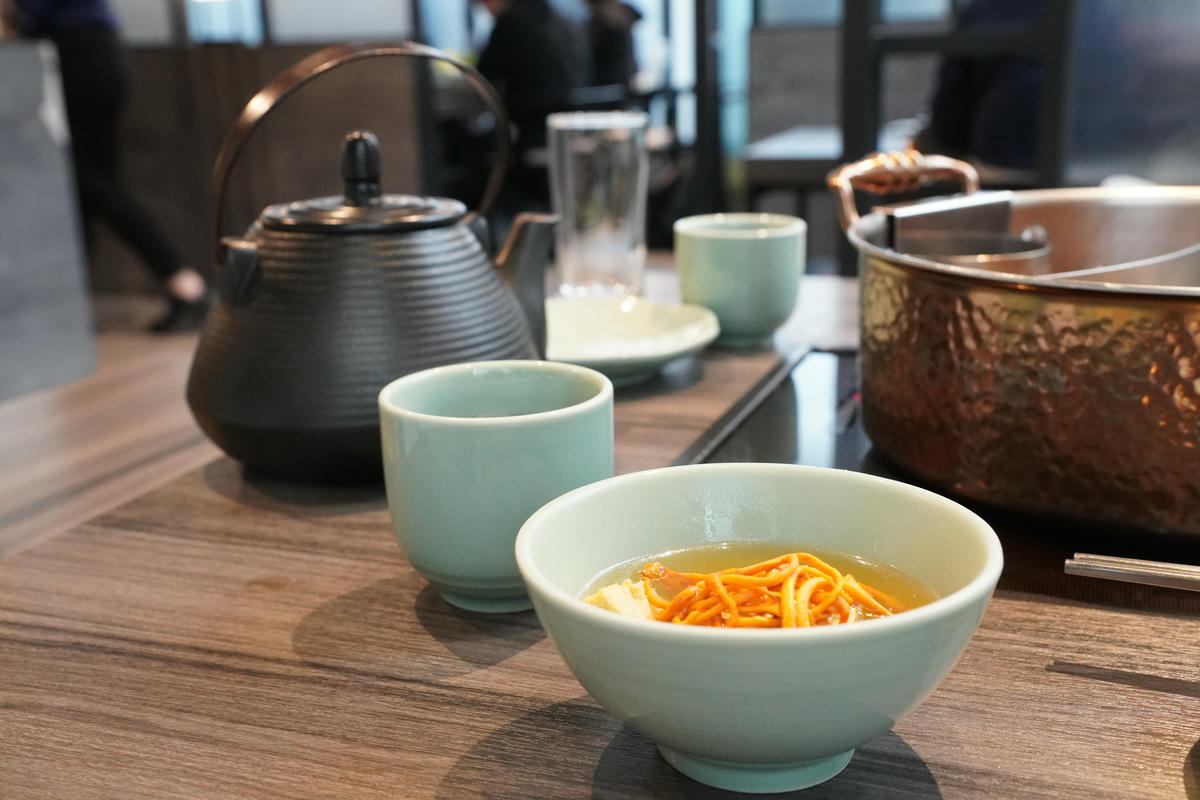 新北美食推薦，青花驕麻辣鍋 新莊中原店｜王品旗下人氣火鍋，青花椒麻辣湯頭一吃上癮！雙人套餐CP值高，鴨血豆腐無限續