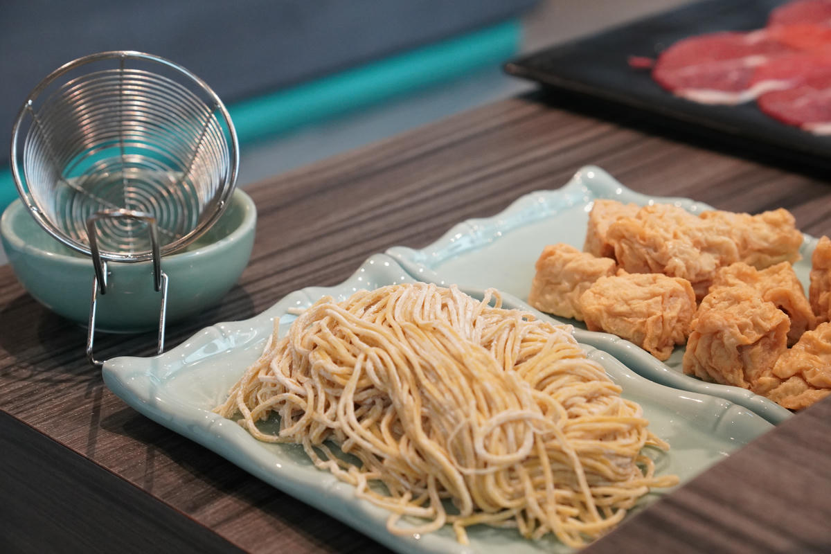 新北美食推薦，青花驕麻辣鍋 新莊中原店｜王品旗下人氣火鍋，青花椒麻辣湯頭一吃上癮！雙人套餐CP值高，鴨血豆腐無限續