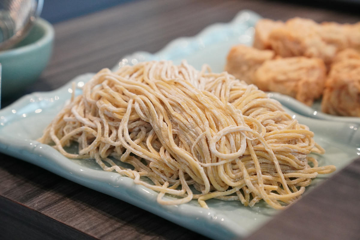 新北美食推薦，青花驕麻辣鍋 新莊中原店｜王品旗下人氣火鍋，青花椒麻辣湯頭一吃上癮！雙人套餐CP值高，鴨血豆腐無限續