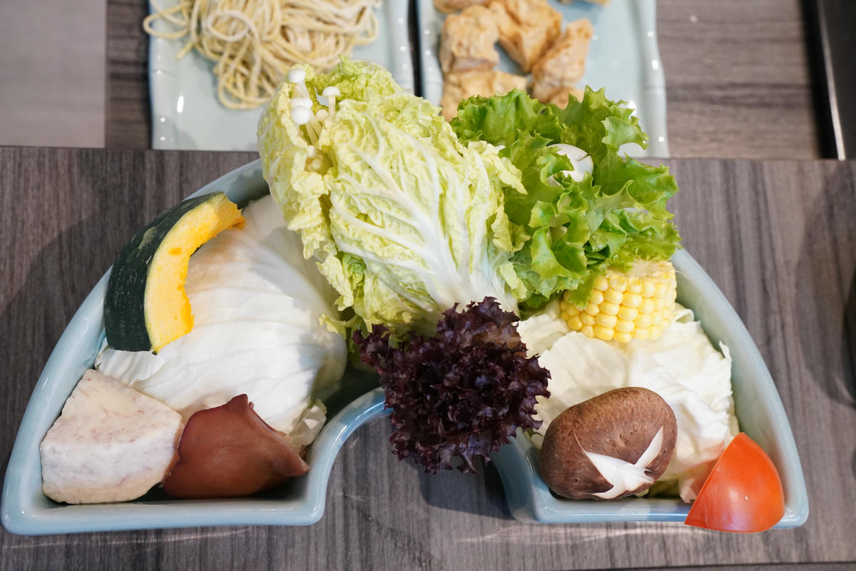 新北美食推薦，青花驕麻辣鍋 新莊中原店｜王品旗下人氣火鍋，青花椒麻辣湯頭一吃上癮！雙人套餐CP值高，鴨血豆腐無限續