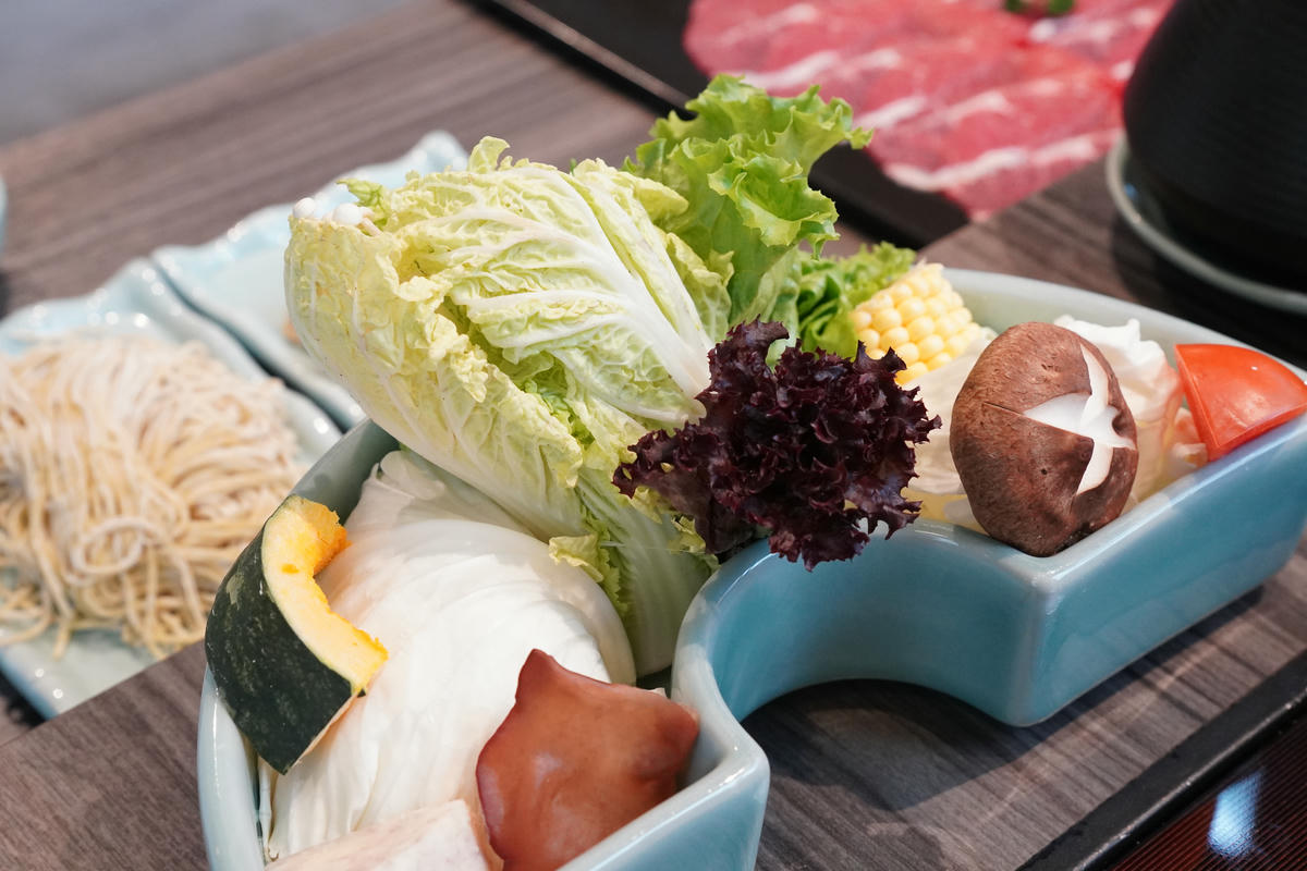 新北美食推薦，青花驕麻辣鍋 新莊中原店｜王品旗下人氣火鍋，青花椒麻辣湯頭一吃上癮！雙人套餐CP值高，鴨血豆腐無限續