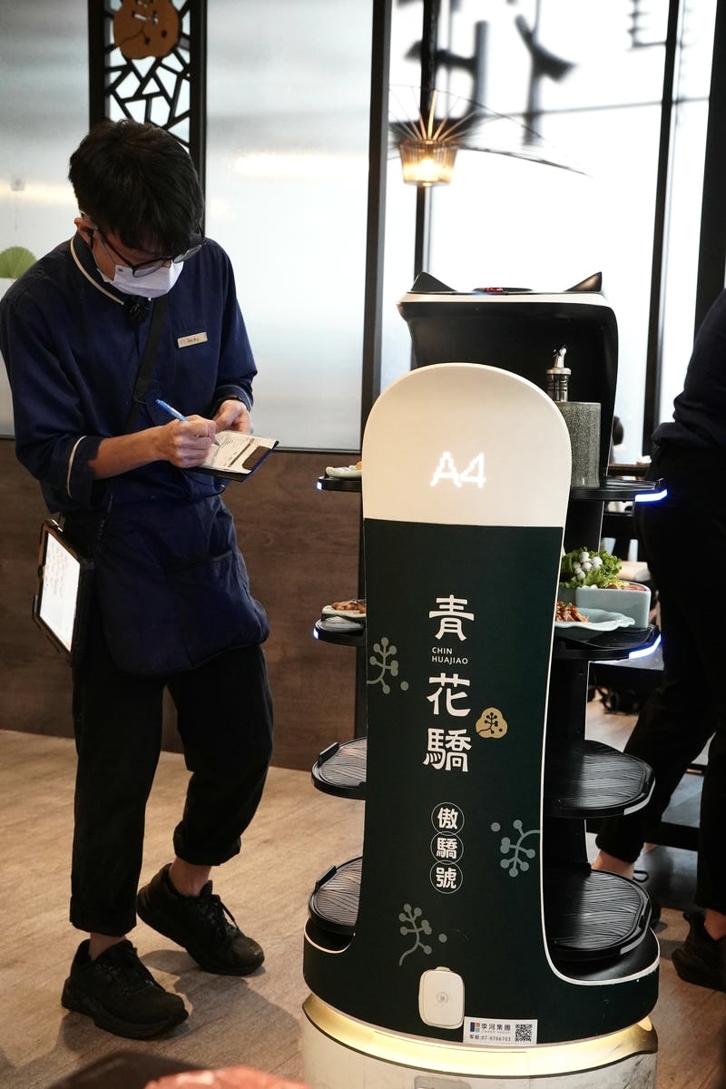 新北美食推薦，青花驕麻辣鍋 新莊中原店｜王品旗下人氣火鍋，青花椒麻辣湯頭一吃上癮！雙人套餐CP值高，鴨血豆腐無限續