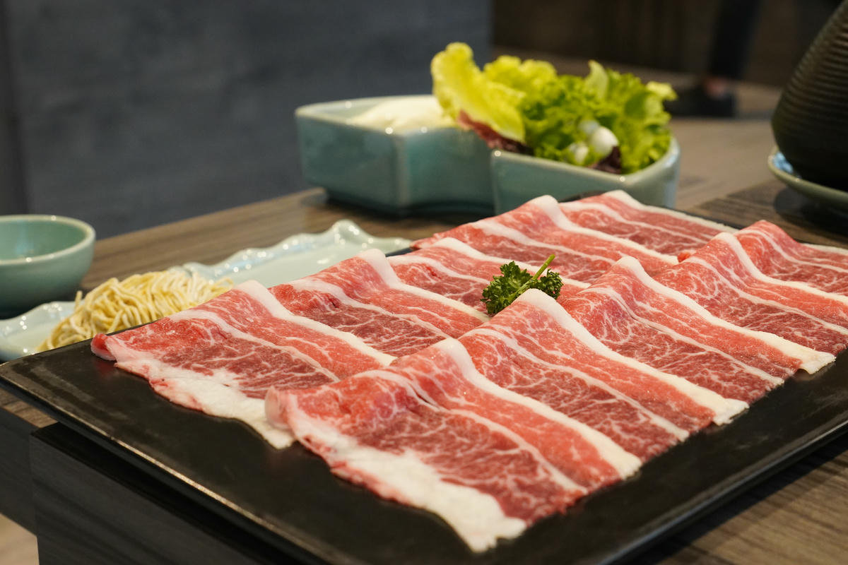 新北美食推薦，青花驕麻辣鍋 新莊中原店｜王品旗下人氣火鍋，青花椒麻辣湯頭一吃上癮！雙人套餐CP值高，鴨血豆腐無限續