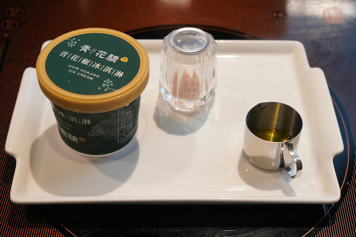 新北美食推薦，青花驕麻辣鍋 新莊中原店｜王品旗下人氣火鍋，青花椒麻辣湯頭一吃上癮！雙人套餐CP值高，鴨血豆腐無限續